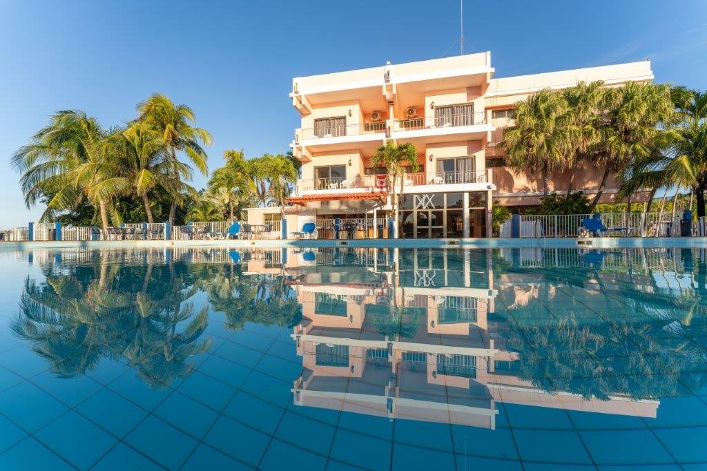 Faro Luna hotel exterior with pool reflection