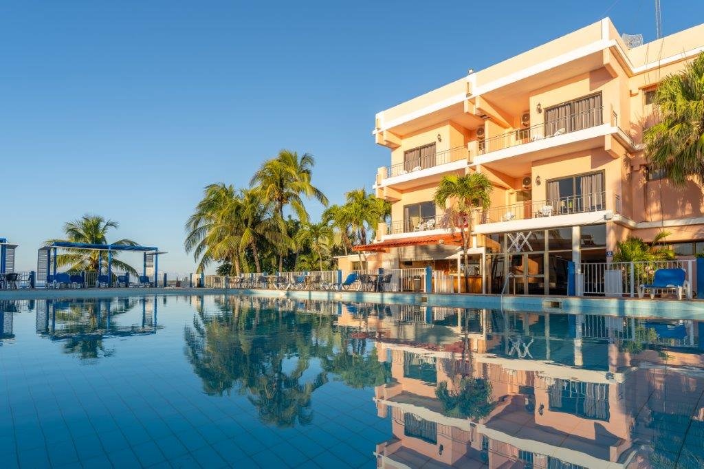 Faro Luna pool and hotel building view