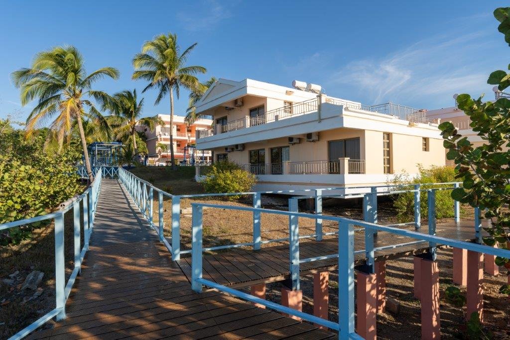 Faro Luna shore-dive entry dock