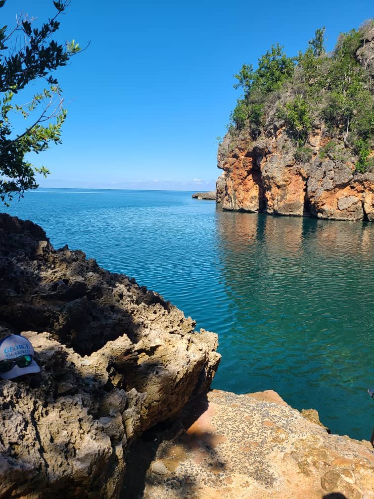 Coastal cliff at Guajimico (daytime)