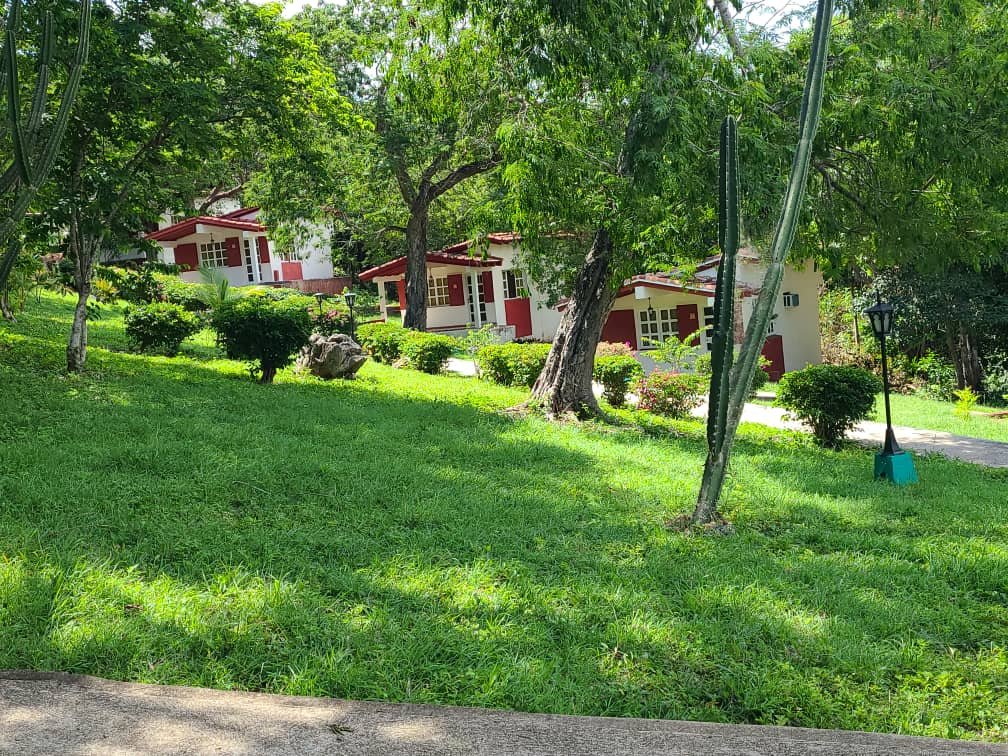 Path through Guajimico lodge